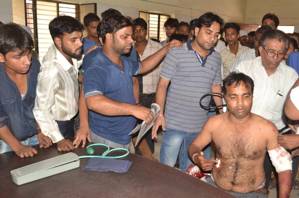 n front of the police checkpoint, the young man gets knives