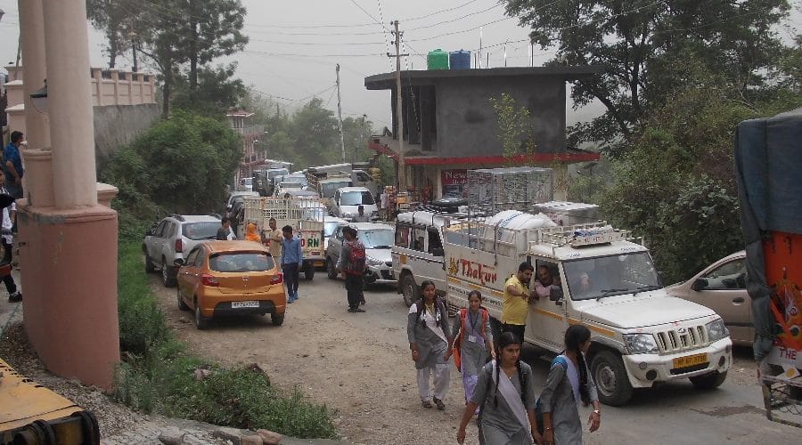 भोरंज में वाहनों के ट्रायल के कारण जाम में फंसे रहे वाहन
