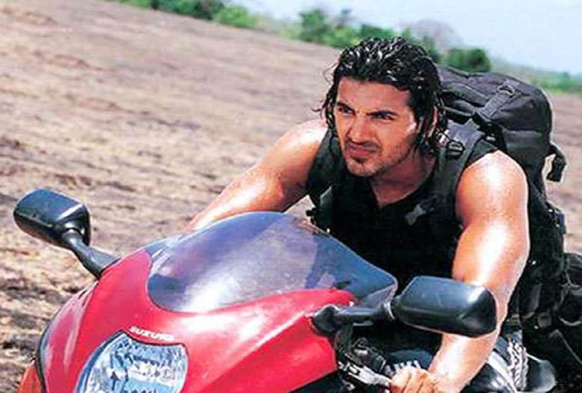 6 bollywood actors and their candid bike look in the movie