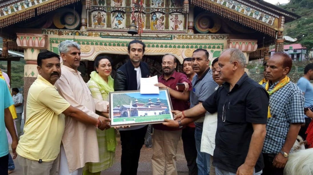 Bollywood singer jubin nautiyal donate Gold chatra in mahasu temple