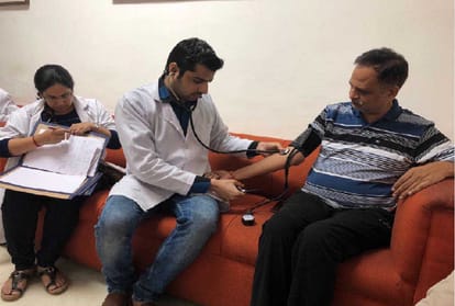 hunger strike at LG House, Security personnel Stopped Kejriwal mother and wife to enter