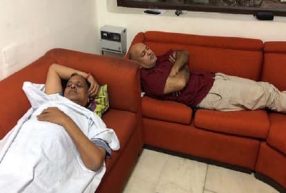hunger strike at LG House, Security personnel Stopped Kejriwal mother and wife to enter