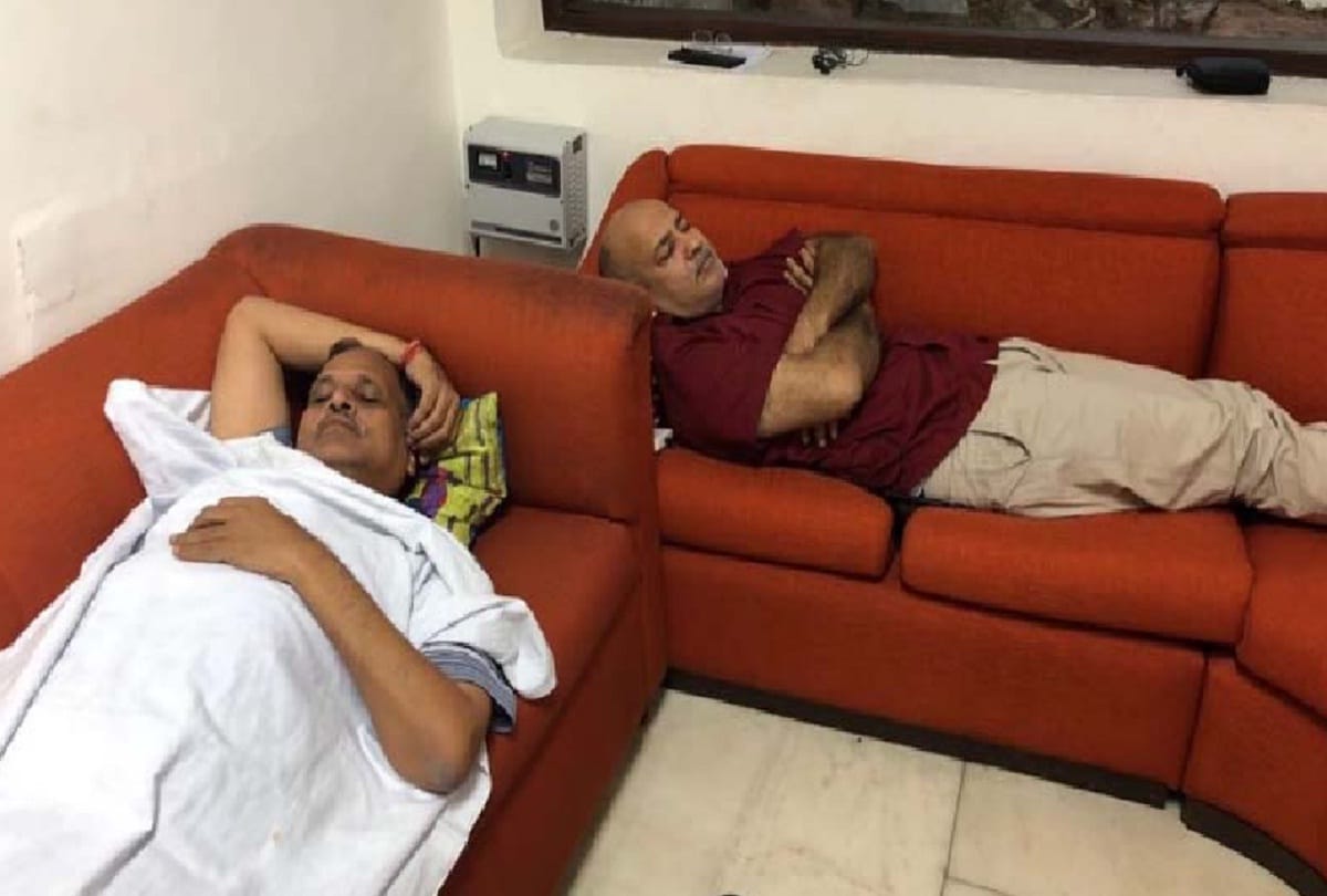 bjp mla manjinder sirsa install hoardings on delhi roads against kejriwal dharna goes viral