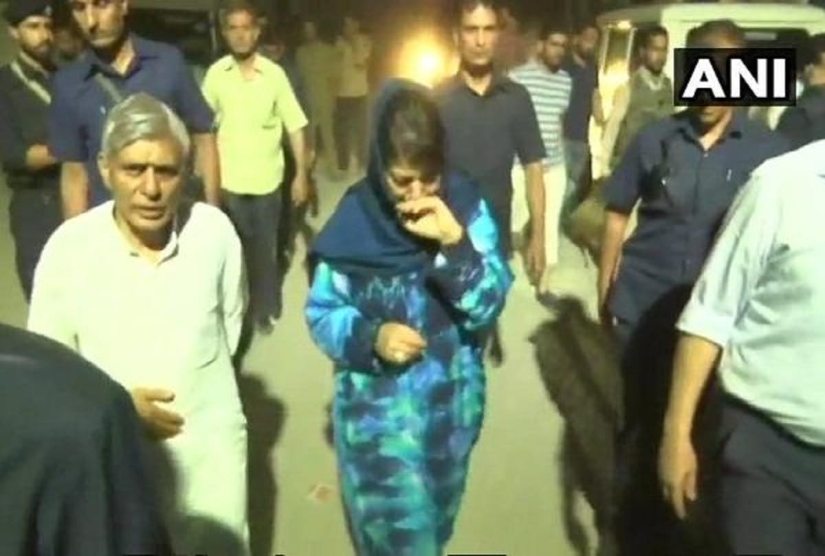 cm Mehbooba Mufti crying on murder of journalist Shujaat Bukhari