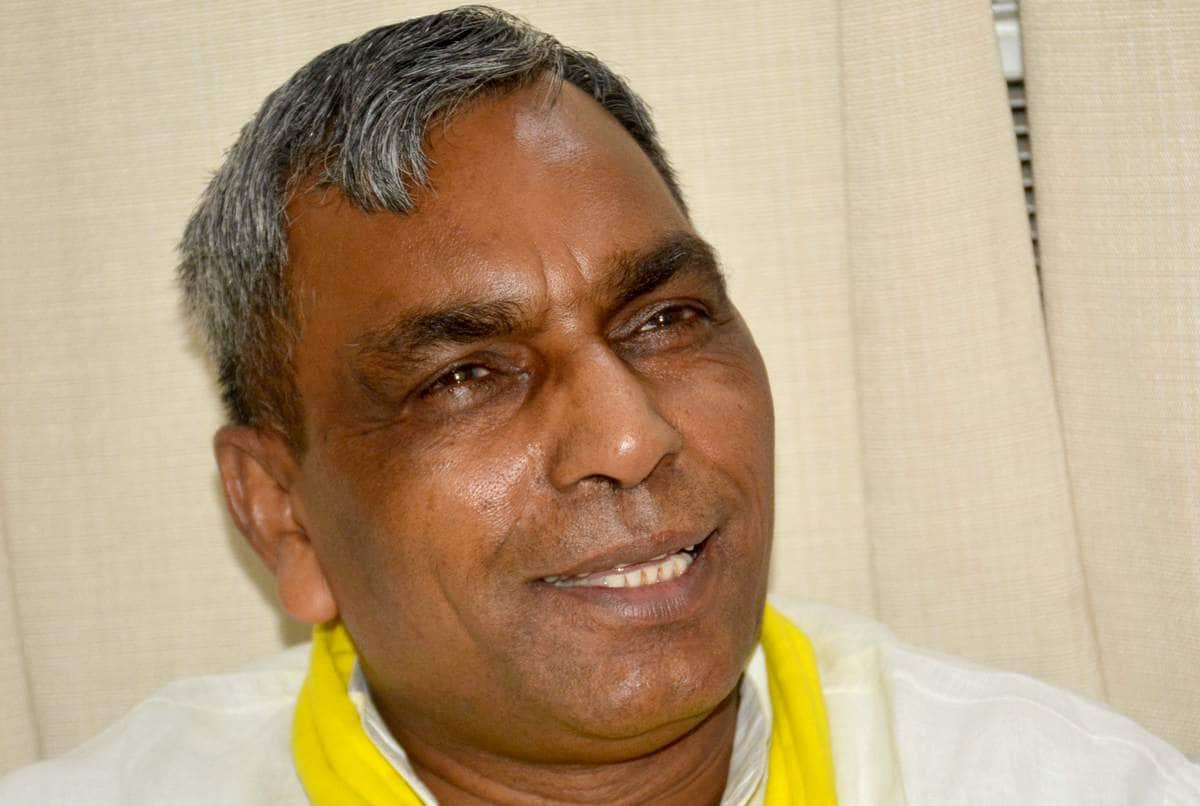  Om prakash rajbhar worshiped like god by their supporter