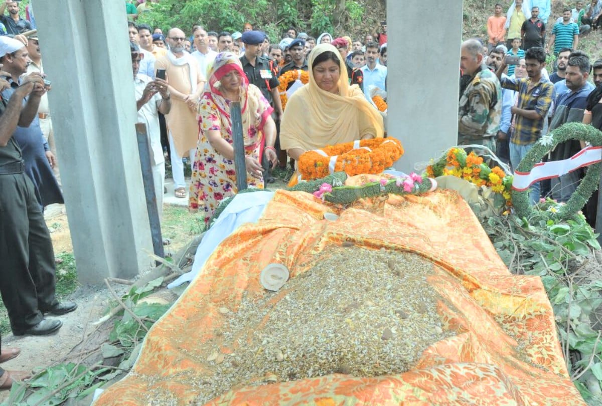 villagers bids adieu to martyr shammi in kangra himachal