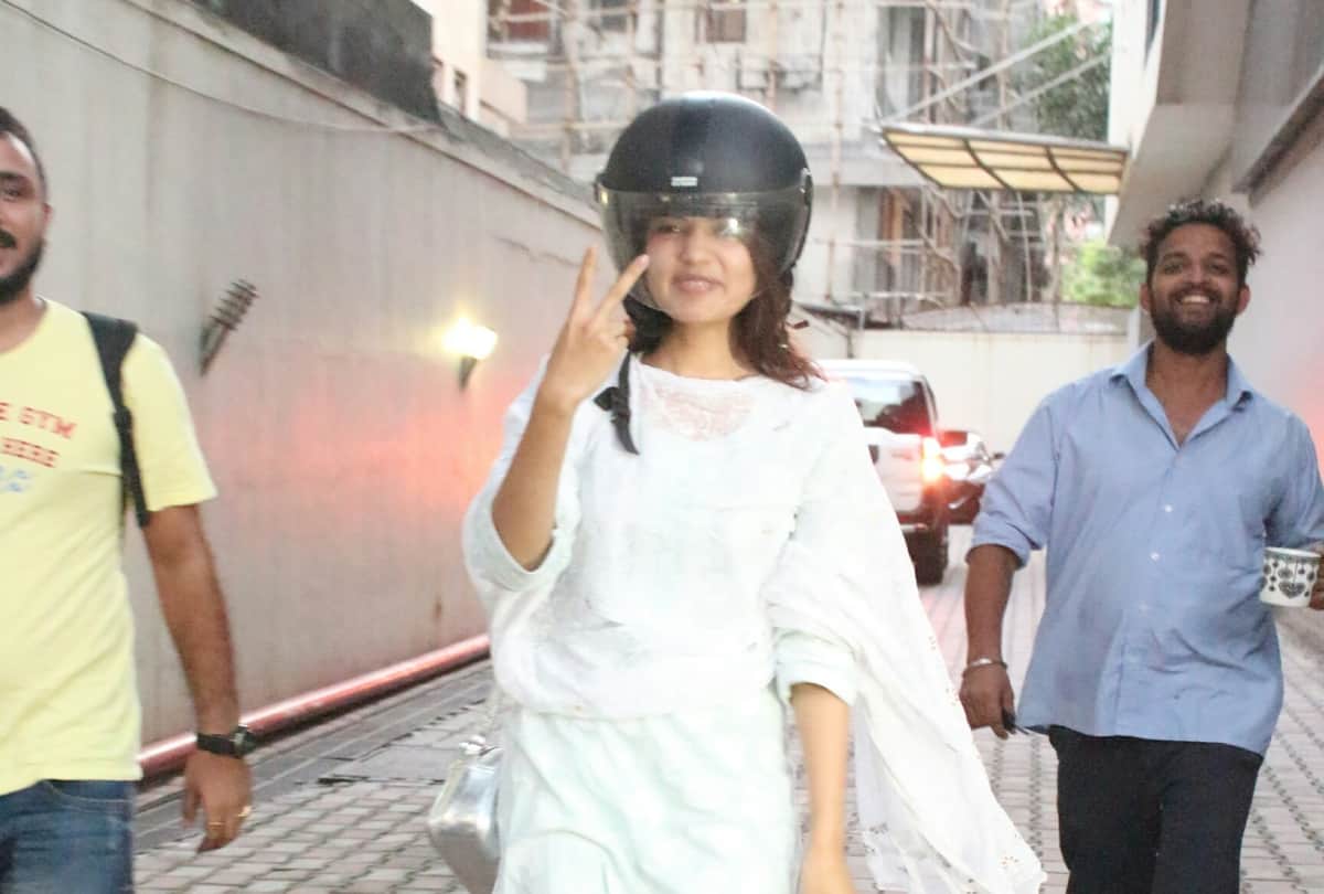 Rhea Chakraborty wear Helmet in car in Mumbai