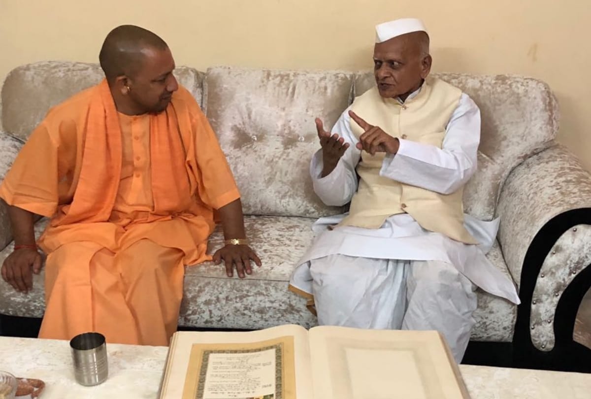 Sampark for samarthan: CM yogi met padmashree Dr. mansoor hasan