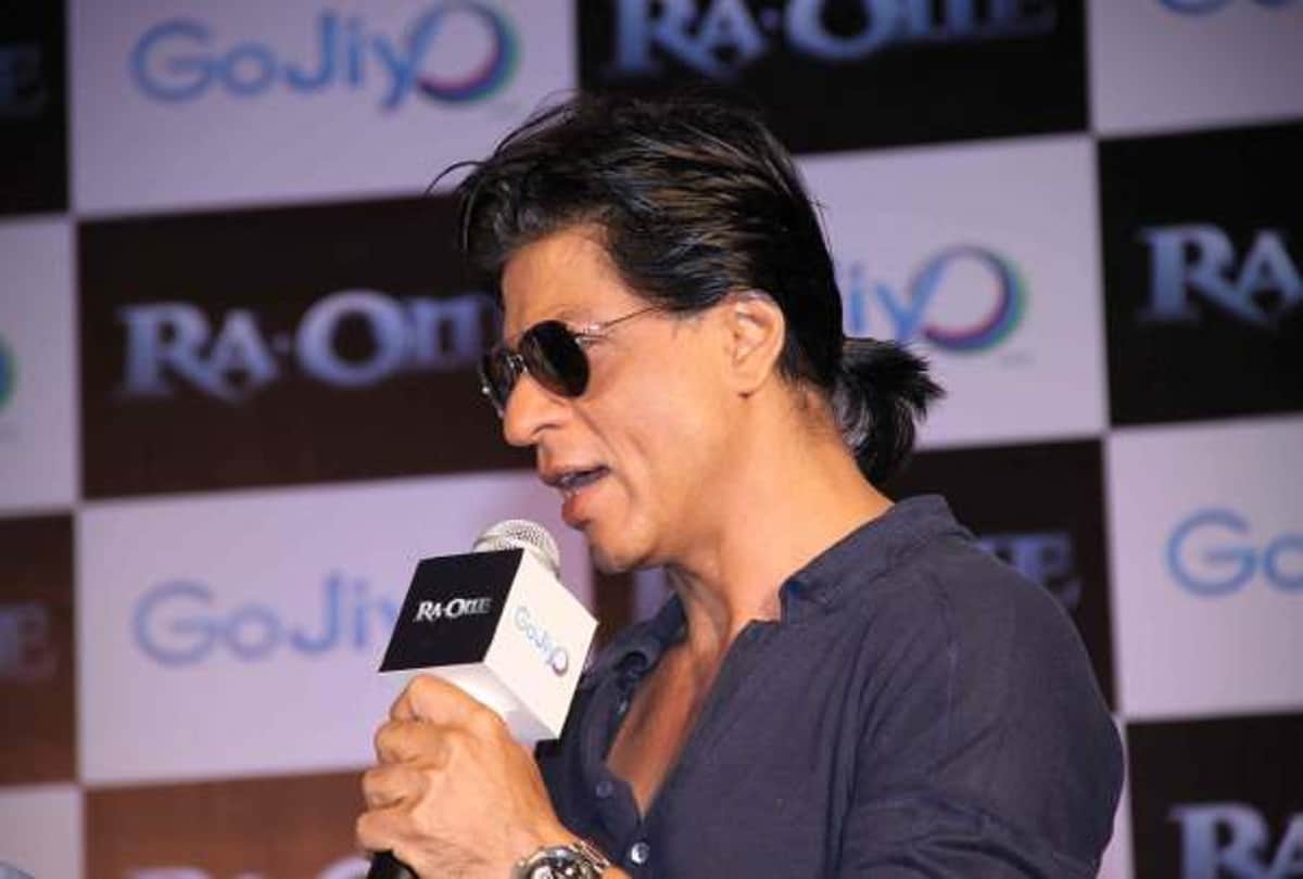 Police came to arrest Shahrukh Khan and he thinks his fans are there to meet him