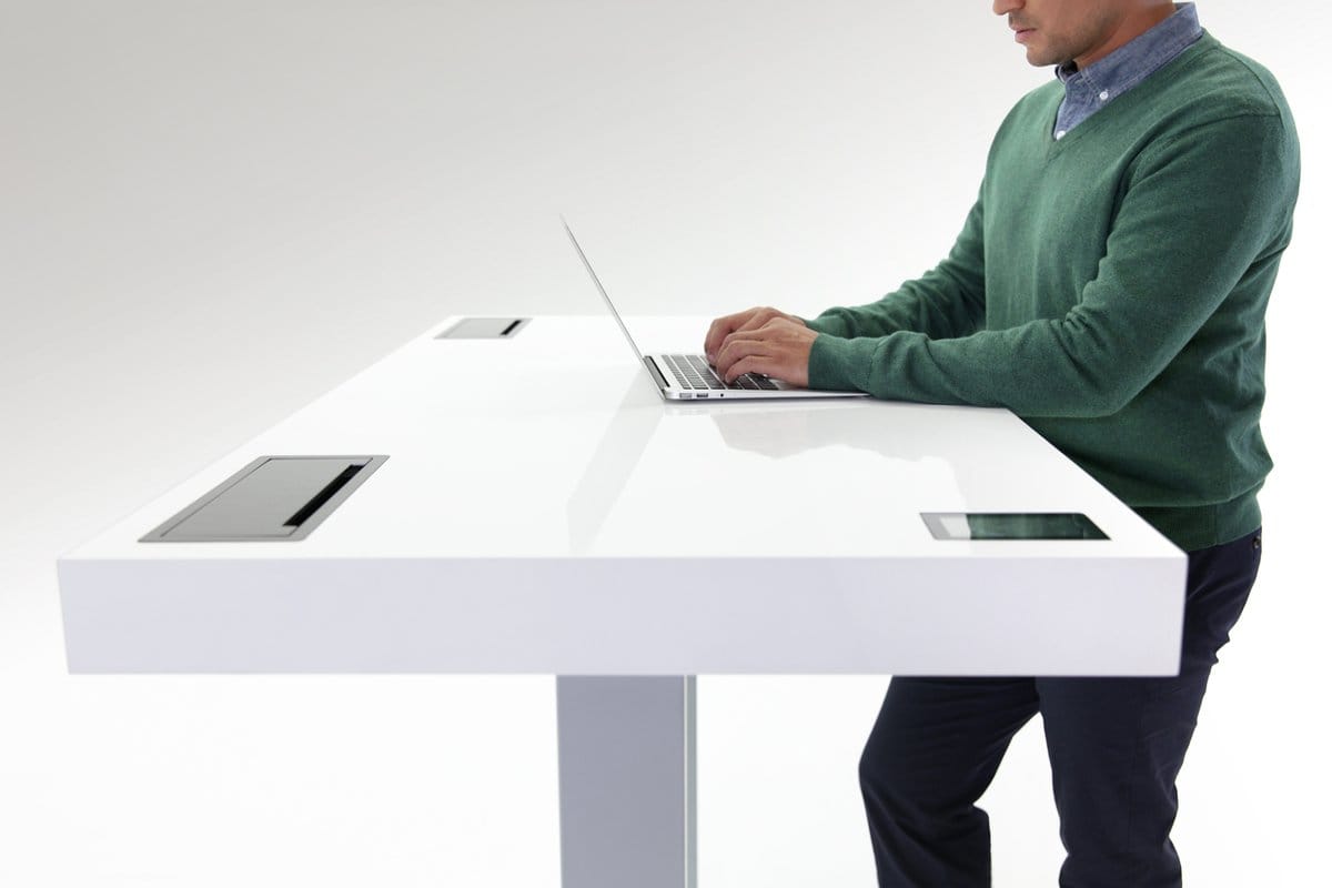 Apple рдХреЗ рдСрдлрд┐рд╕ рдореЗрдВ рдЕрдм рдЦрдбрд╝реЗ рд╣реЛрдХрд░ рдХрд╛рдо рдХрд░реЗрдВрдЧреЗ рд╕рднреА рдХрд░реНрдордЪрд╛рд░реА, рдПрдХ рдЯреЗрдмрд▓ рдХреА рдХреАрдордд 1.69 рд▓рд╛рдЦ рд░реБрдкрдпреЗ Employees Of Apple office are getting standing desks because sitting is the new cancer says Tim Cook