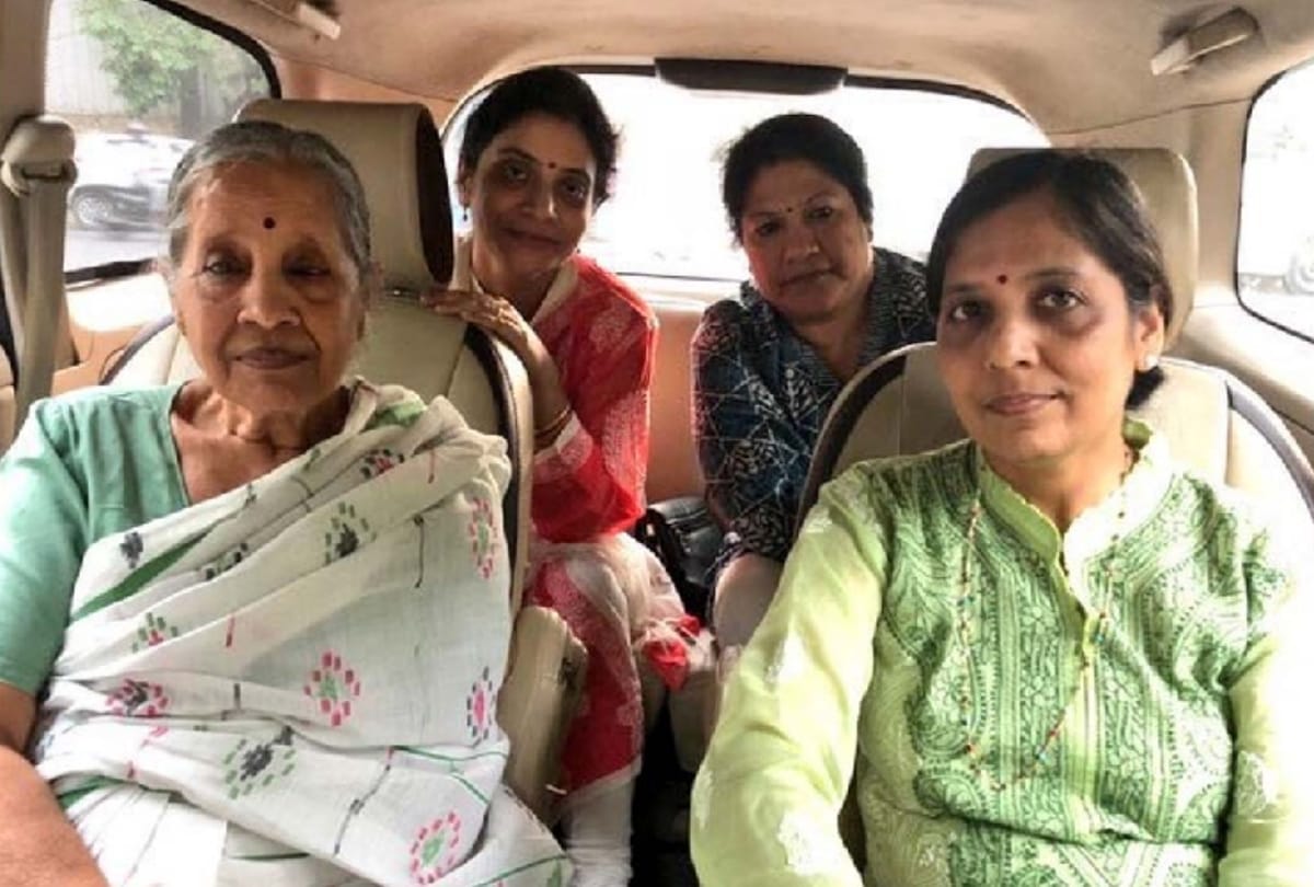 hunger strike at LG House, Security personnel Stopped Kejriwal mother and wife to enter