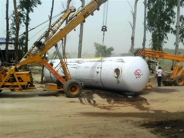 LPG tanker reflex on GT Road, panic over gas leakage