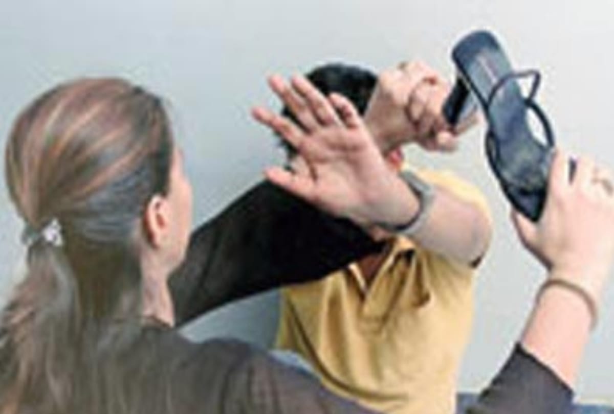 husband wife fight in court then wife took his hekmet and beat him with it in ghaziabad