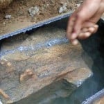 आंवलाघाट पेयजल योजना की पाइप से निकला पत्थर।
