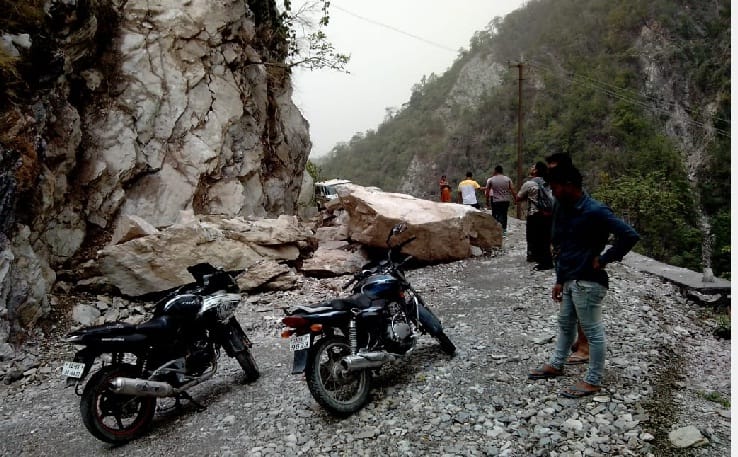 बेतालघाट-ओखलढूंगा मोटर मार्ग में बोल्डर गिरने मार्ग हुआ बंद