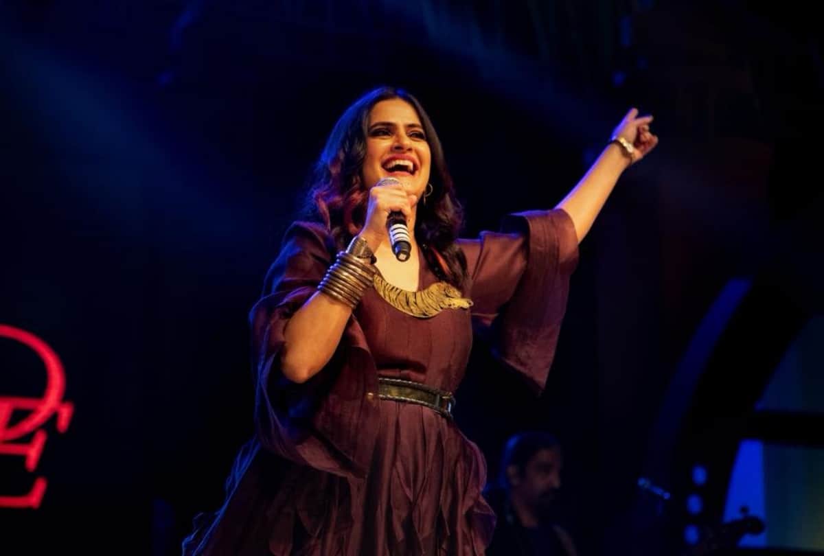 Sona Mohapatra Gives A Witty Reply To a User Who Asks Her Why all feminists have to show cleavage