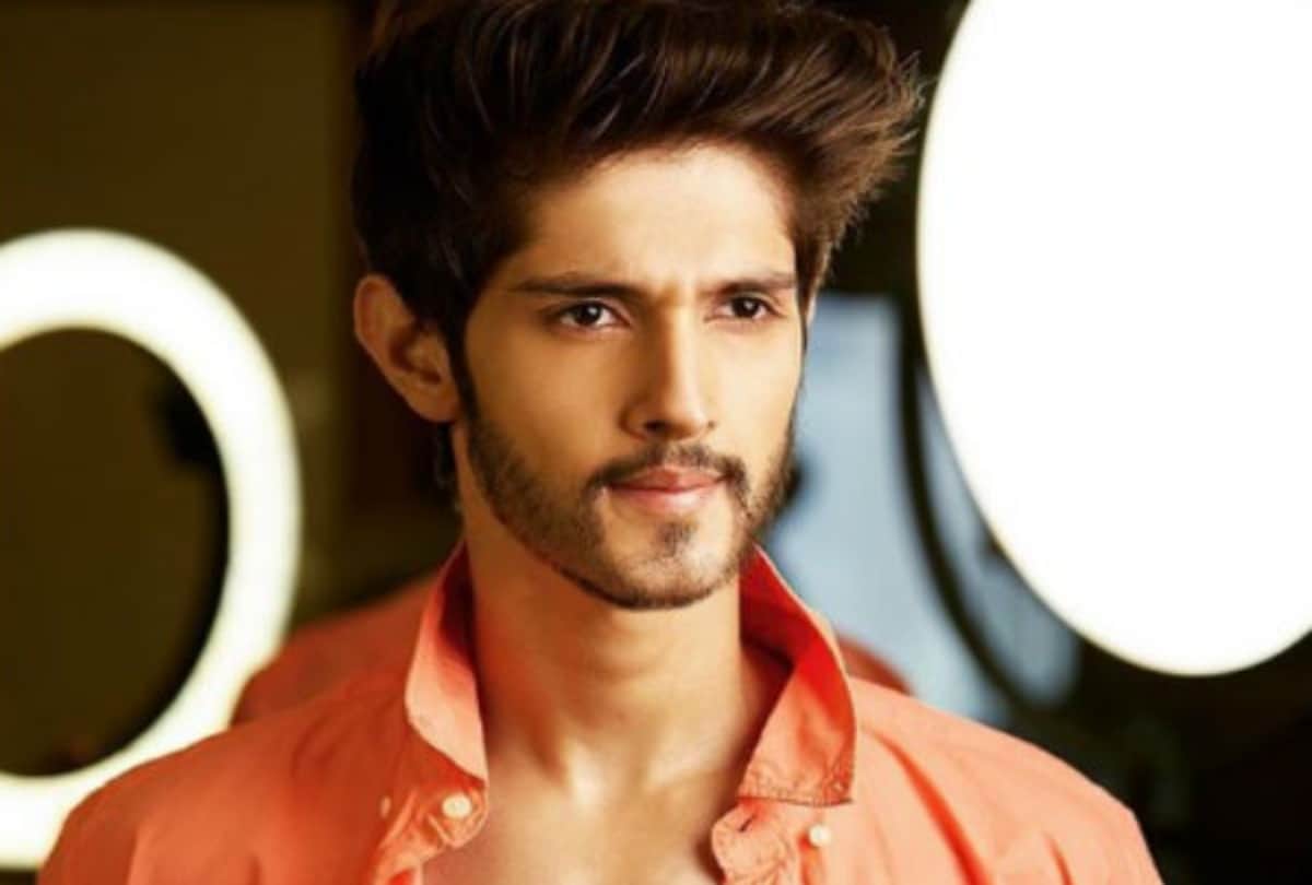 rohan mehra lashes out at airline fo abusing his girlfriend