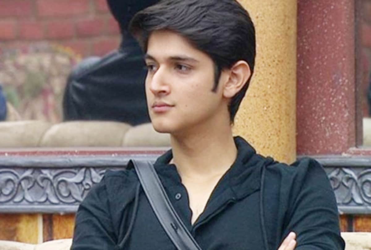 rohan mehra lashes out at airline fo abusing his girlfriend