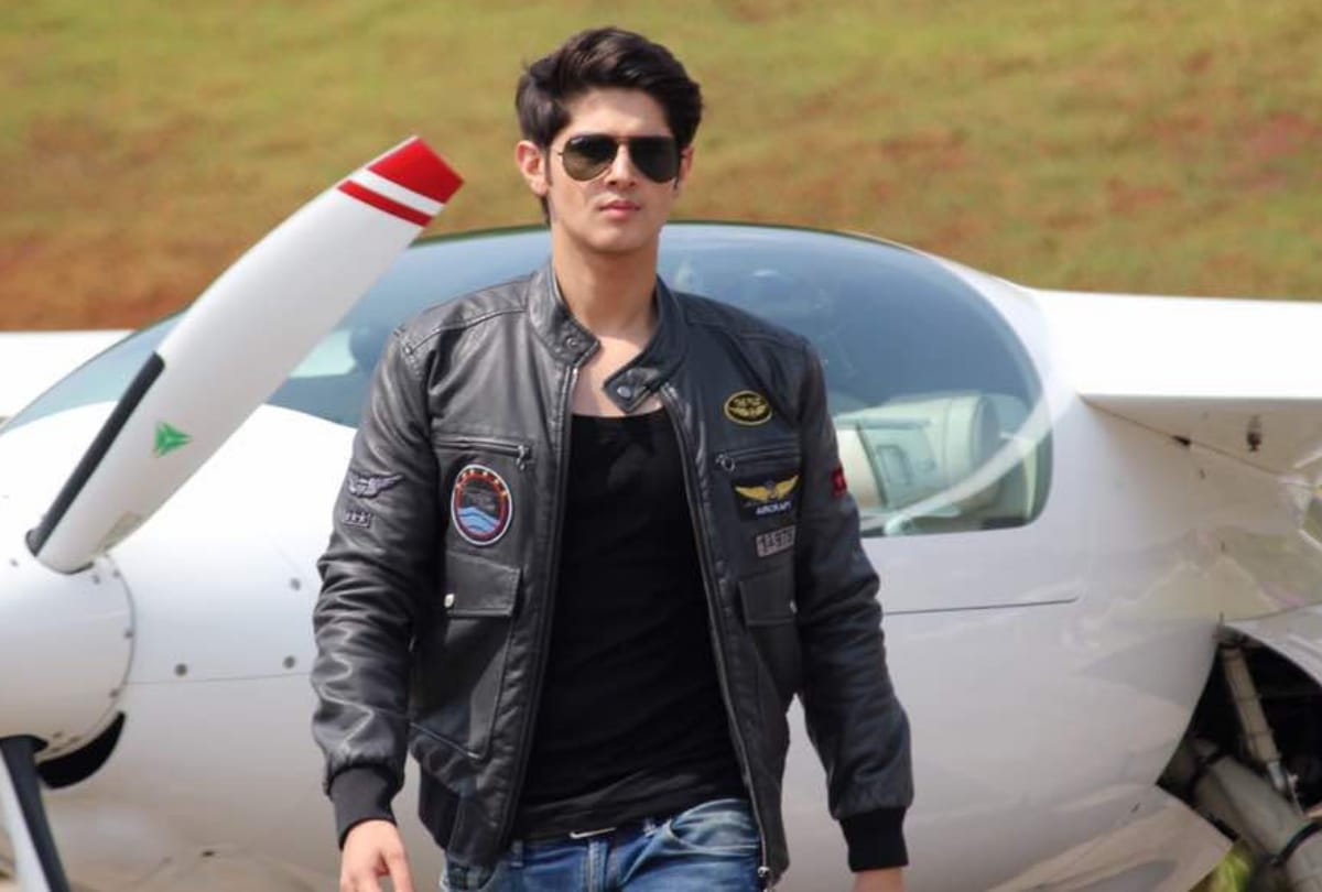 rohan mehra lashes out at airline fo abusing his girlfriend