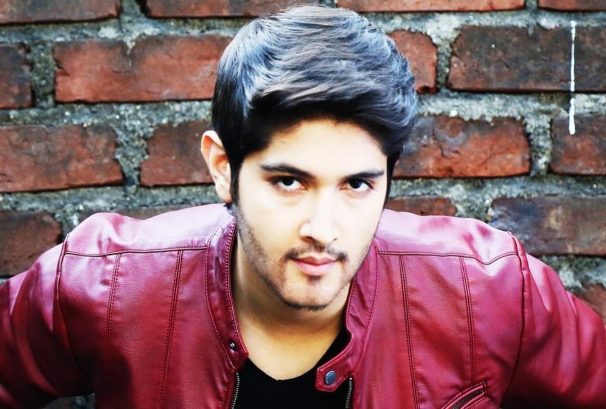 rohan mehra lashes out at airline fo abusing his girlfriend