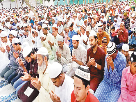 Durbar A. In Khuda, thousands of heads bowed to the band