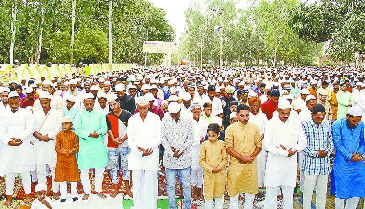 Thousands of arms raised for the promotion of nation