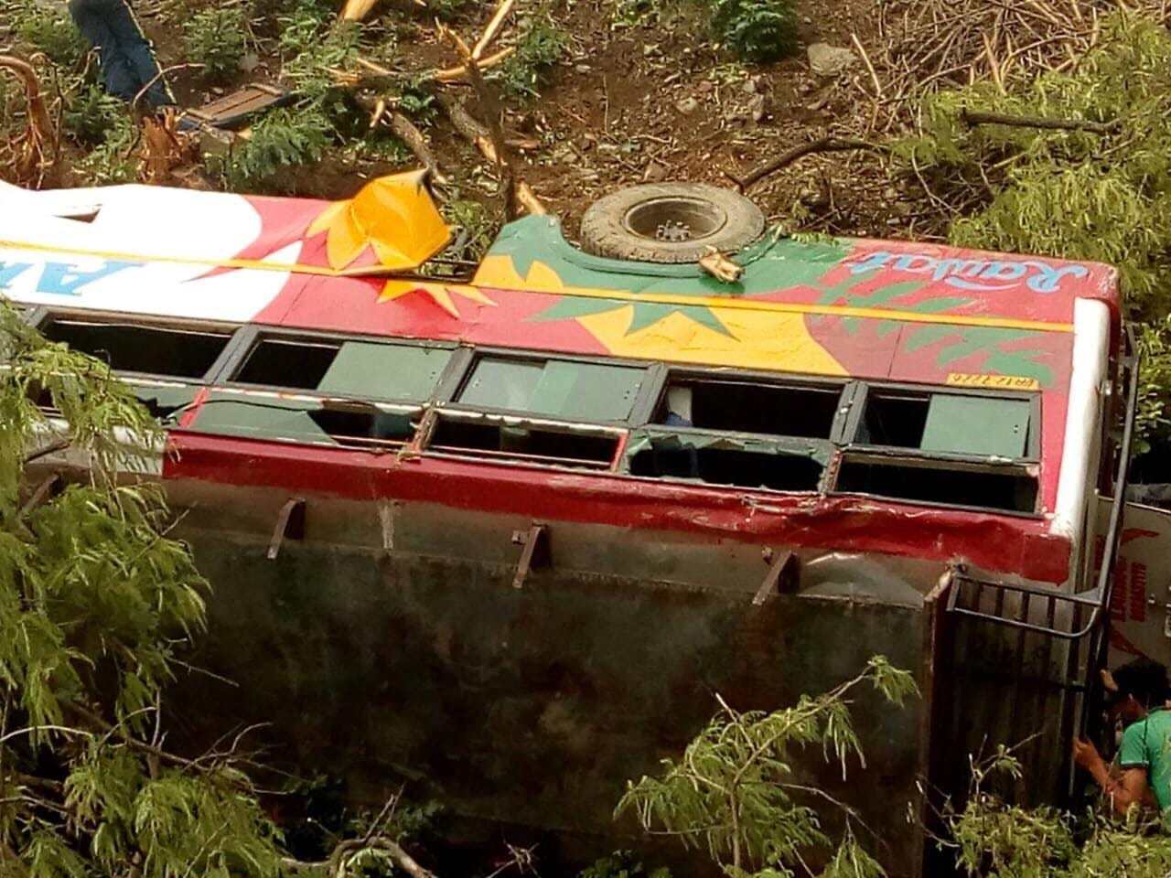 bus accident in Pauri, Uttarakhand photos