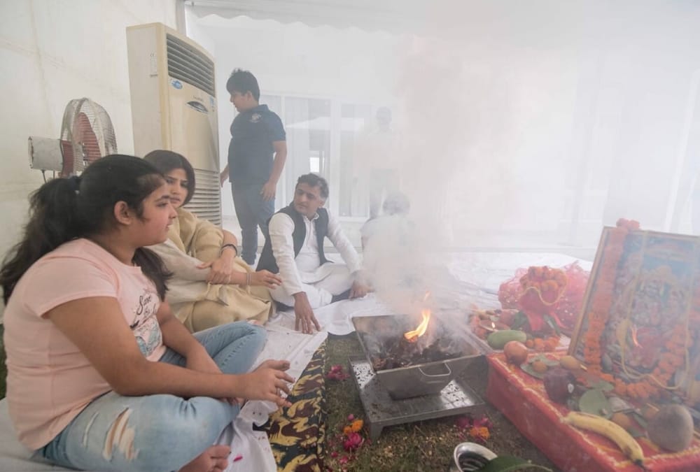 akhilesh yadav performs pooja in his new house.