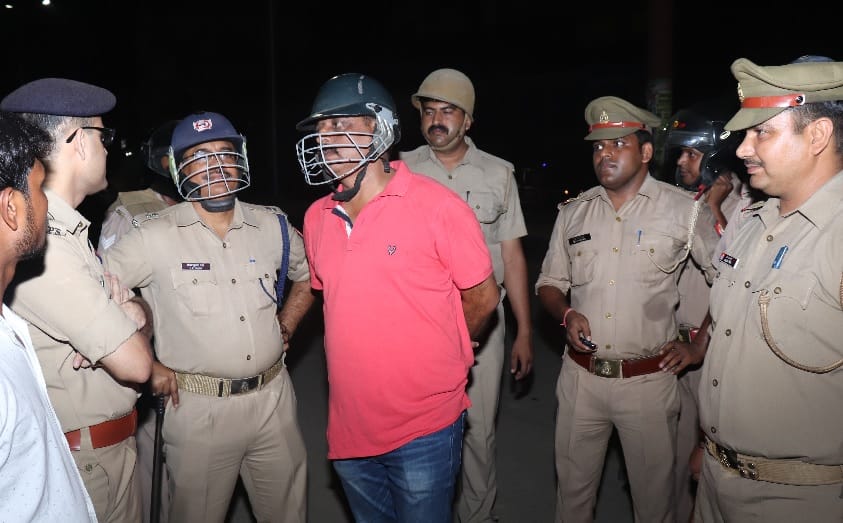 Brick stones, eight wounded in flirting	
