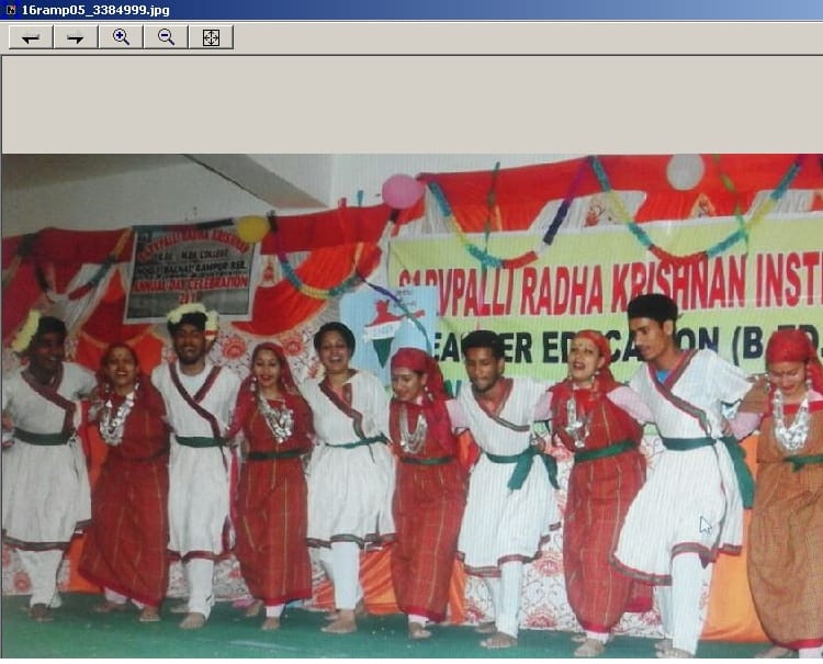 नोगली में नवाजीं होनहार छात्राएं