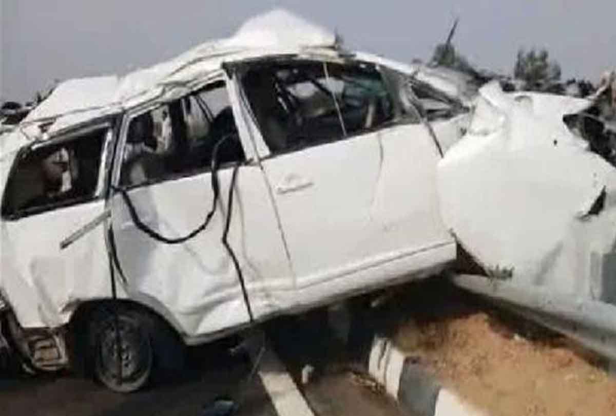Three people died in road accident in Agra Express Way