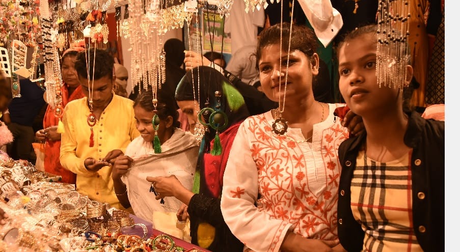 चांद रात की चांदनी में बाजार की चांदी