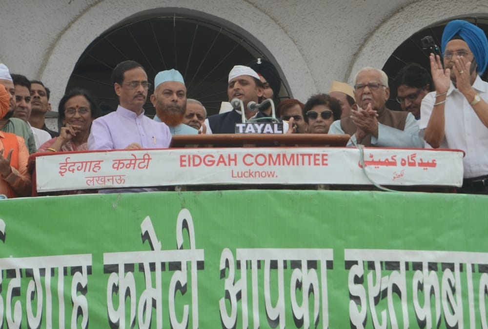 muslims pray on eid.