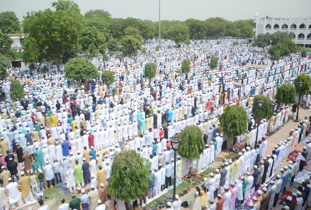 muslims pray on eid.