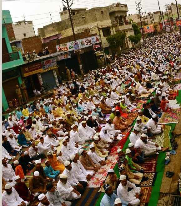 Muslims pray for the country's progress