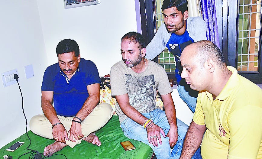 क्राइम ब्रांच का अफसर बनकर व्यवसायी के घर डाका डाला