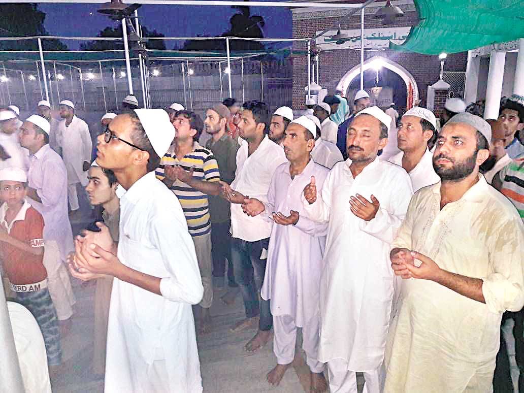 चांद के दीदार के साथ पहला रोजा आज