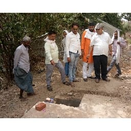 अधिशासी अधिकारी ने किया निर्माणाधीन शौचालय का निरीक्षण