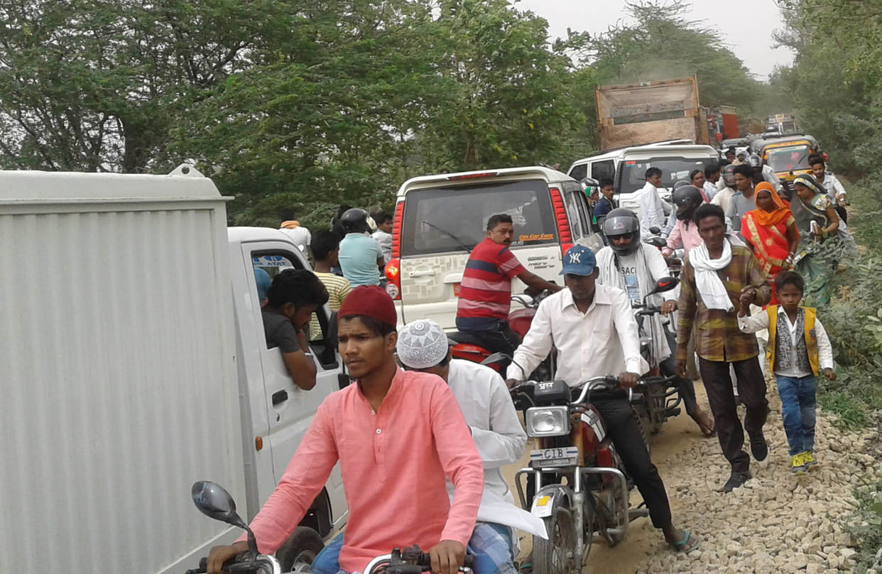 People trapped in three hours jam