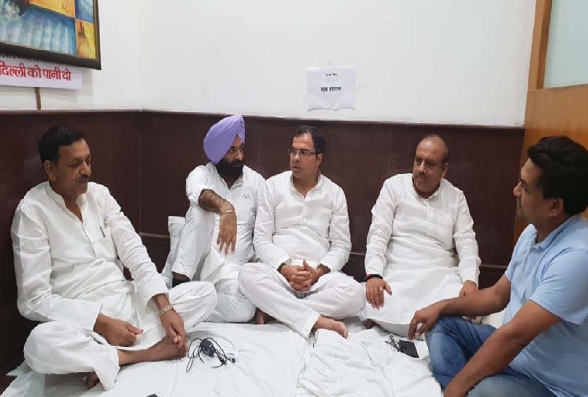 Strike at cm kejriwal office: Kapil Mishra and BJP leaders started indefinite hunger strike