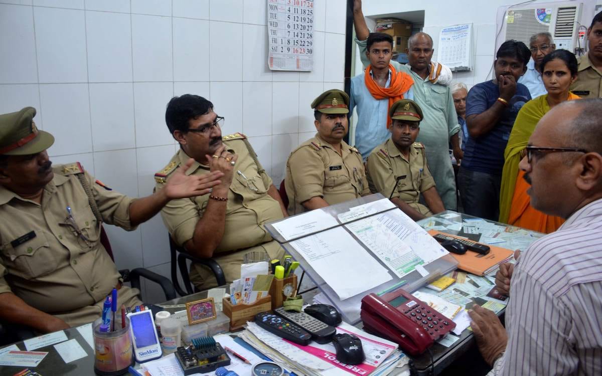 Six people lost eyesight due to doctor carelessness in varanasi