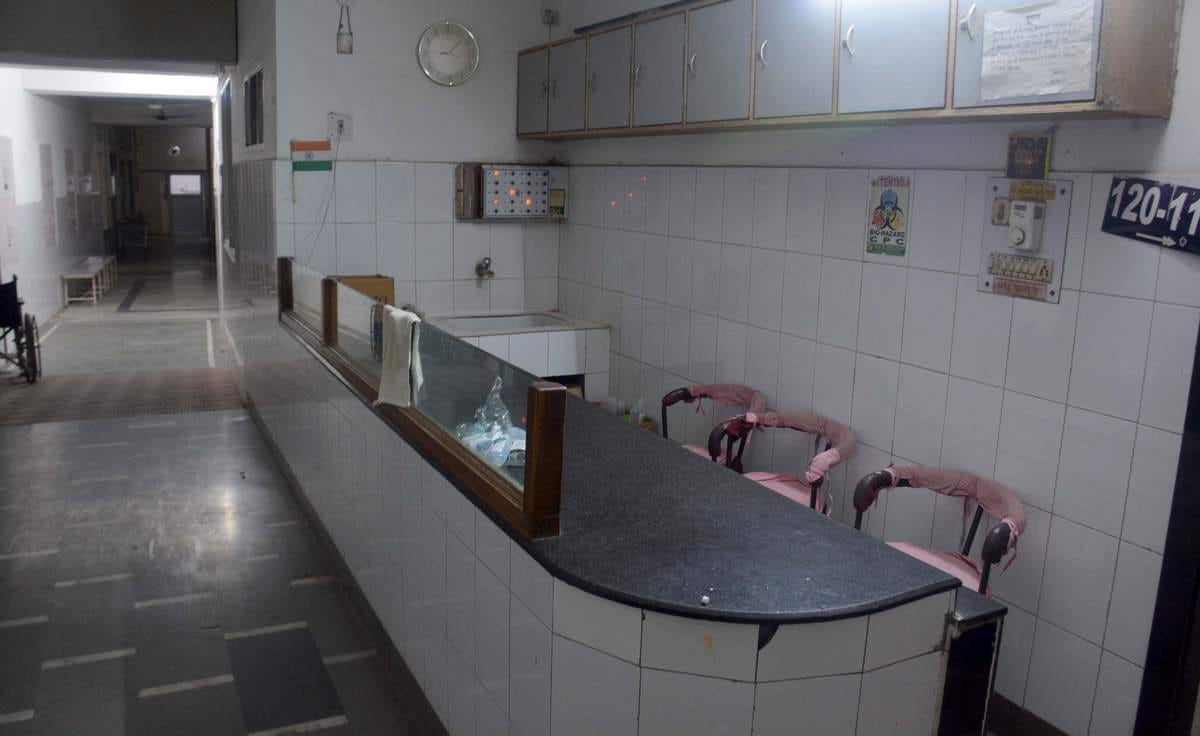 Six people lost eyesight due to doctor carelessness in varanasi