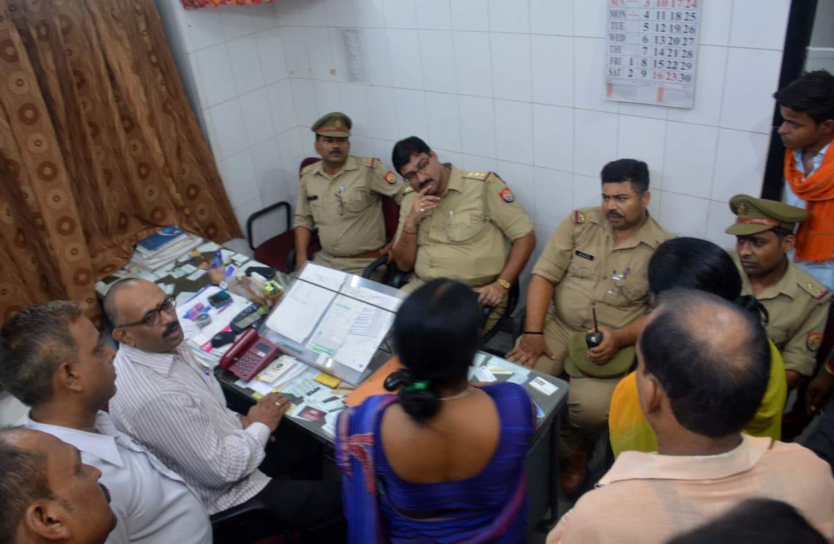 Six people lost eyesight due to doctor carelessness in varanasi