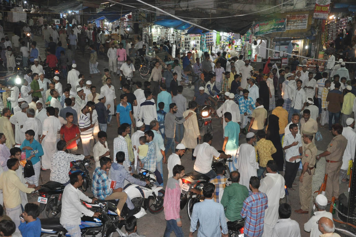 Market buzzing, shopping in the moonlight
