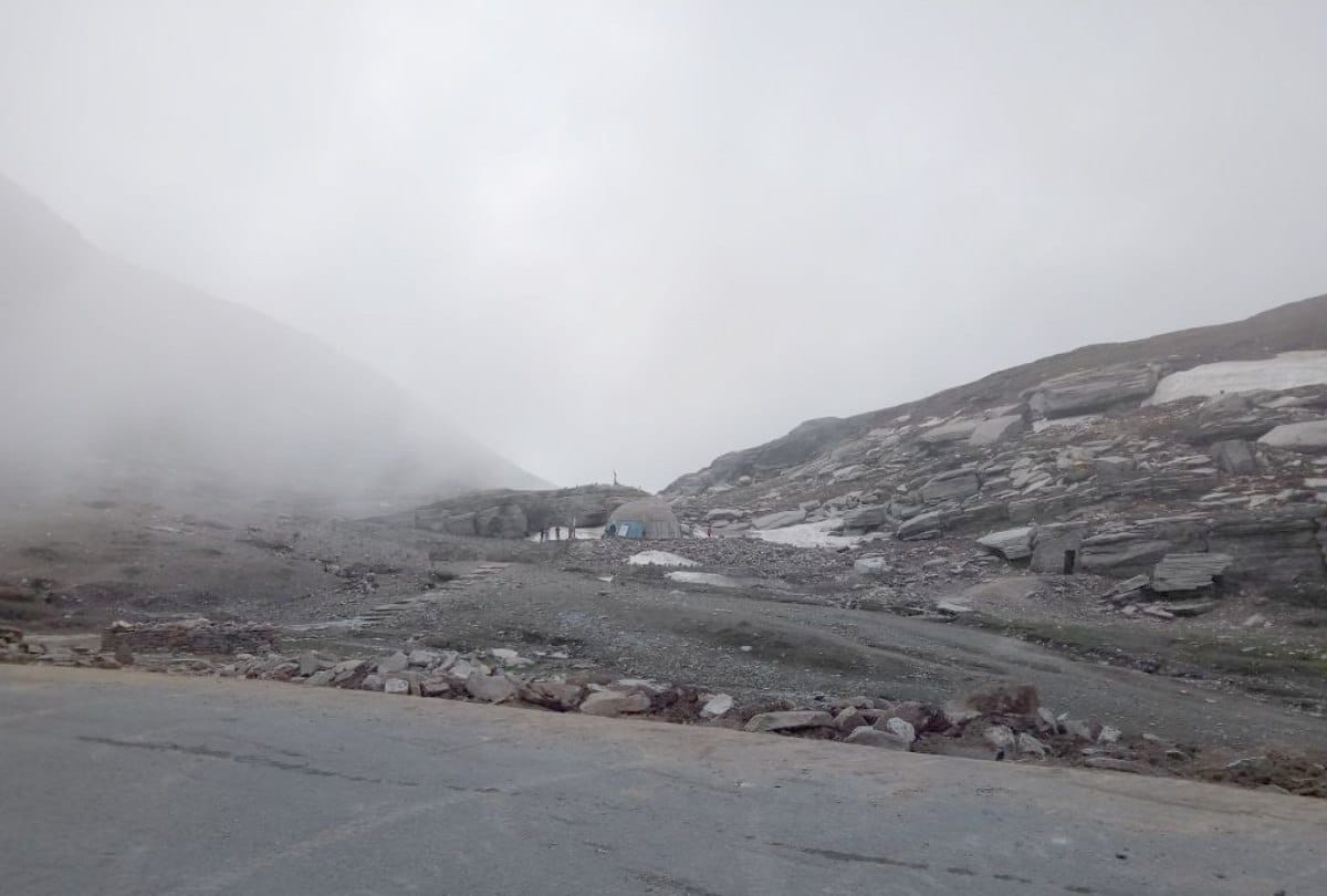 rohtang pass ice melts in june tourist go to Baralacha Pass