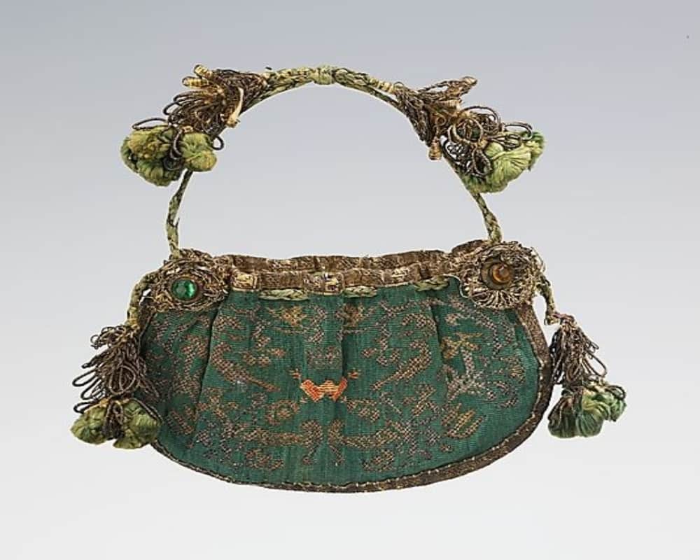 Know about the origin and changing fashion history of purse