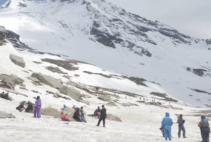 rohtang pass ice melts in june tourist go to Baralacha Pass