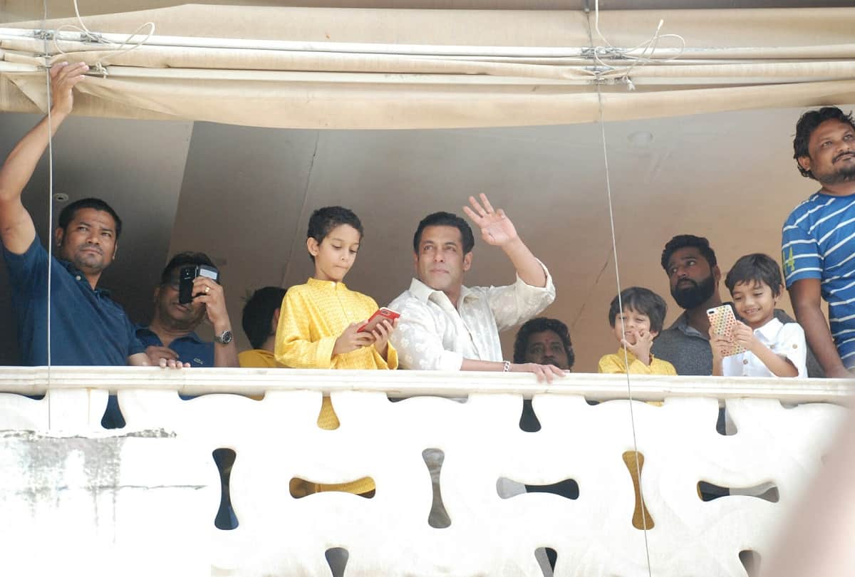 Salman khan waves to fans on Eid from his home in bandra