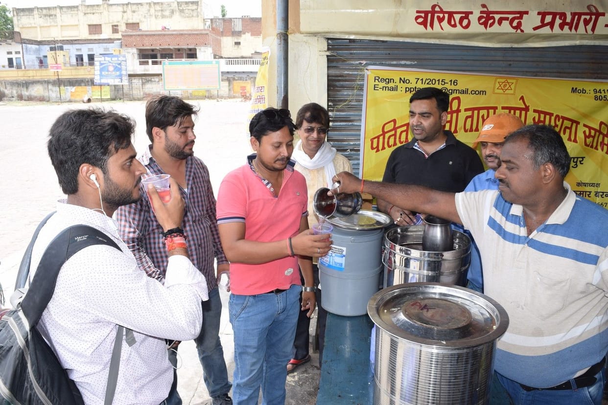 बस स्टेंड पर यात्रियों का पिलाया शर्बत