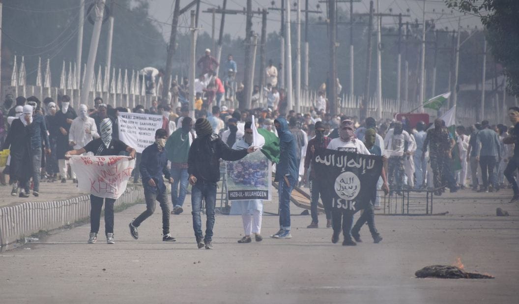 Massive clashes after Eid prayers at Eidgah in Srinagar jammu and kashmir